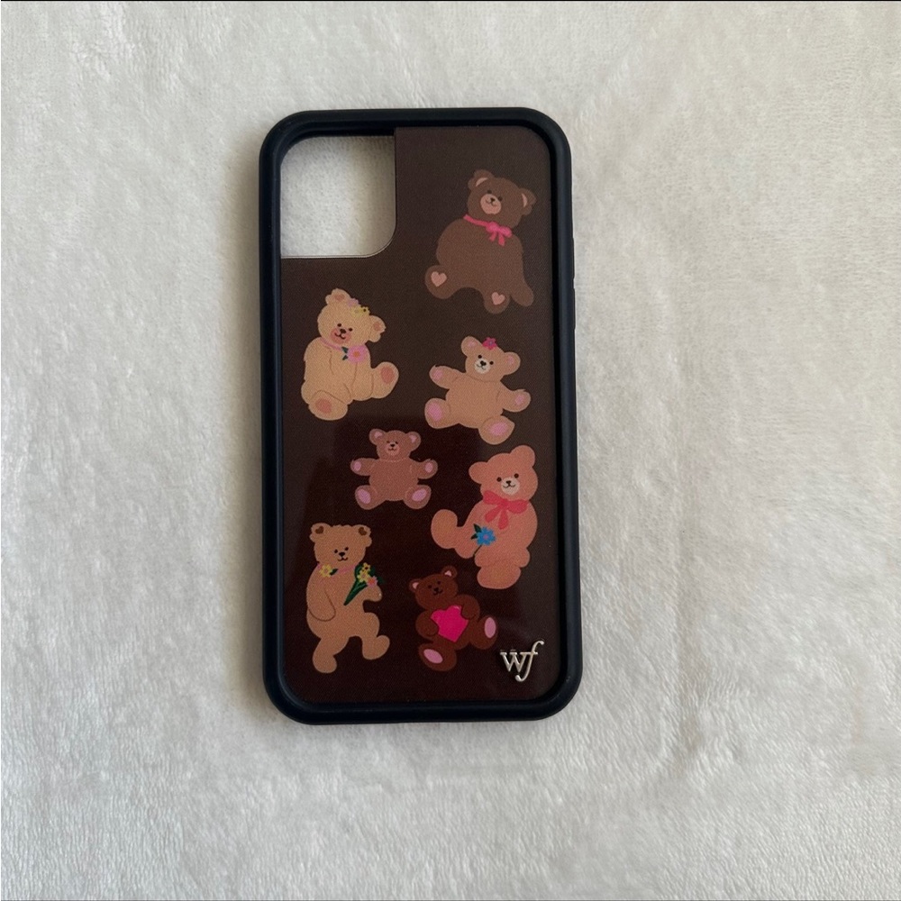 IPhone 11 bear case perfect condition used for less then 2 months